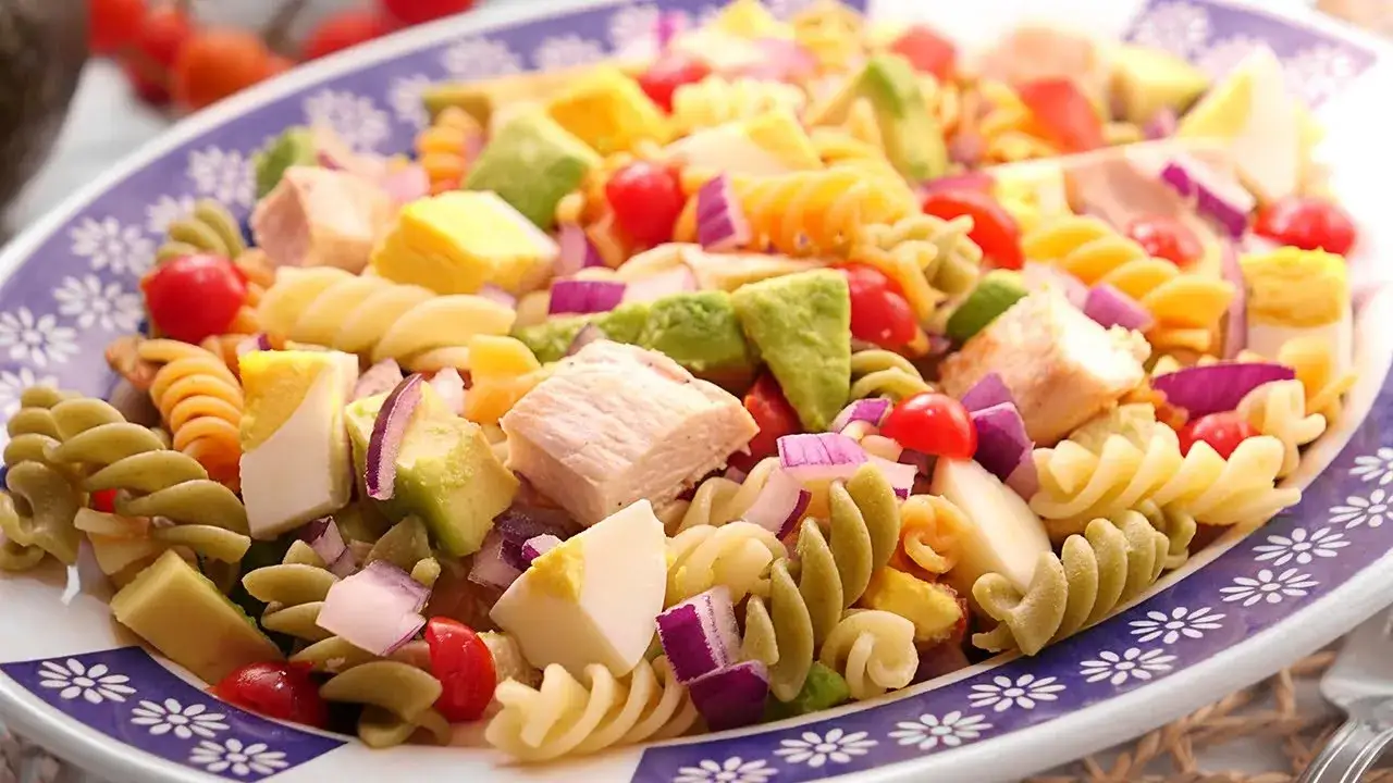 ensalada de pasta mediterránea fresca y colorida
