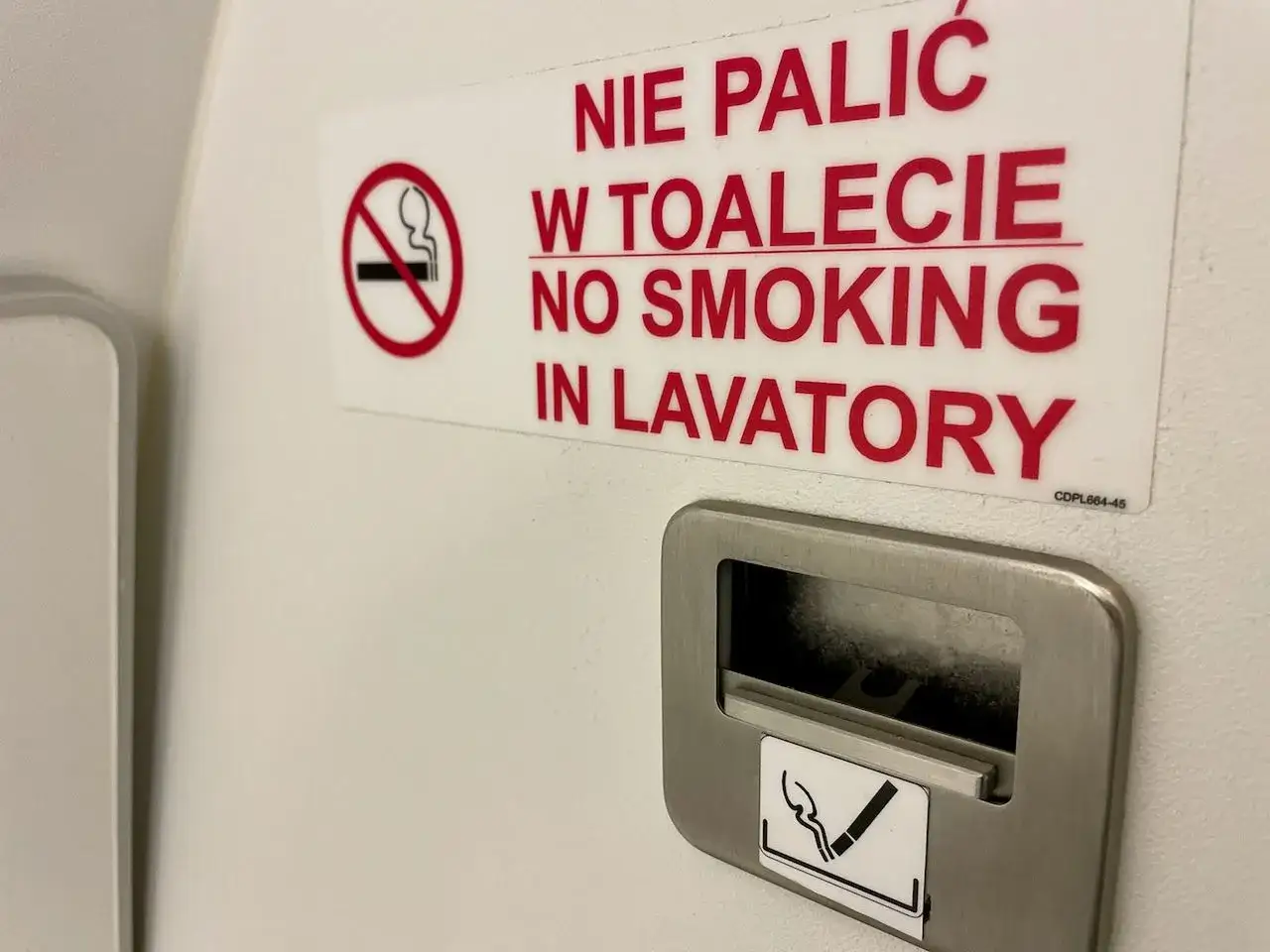Na drzwiach toalety w samolocie widnieje napis 