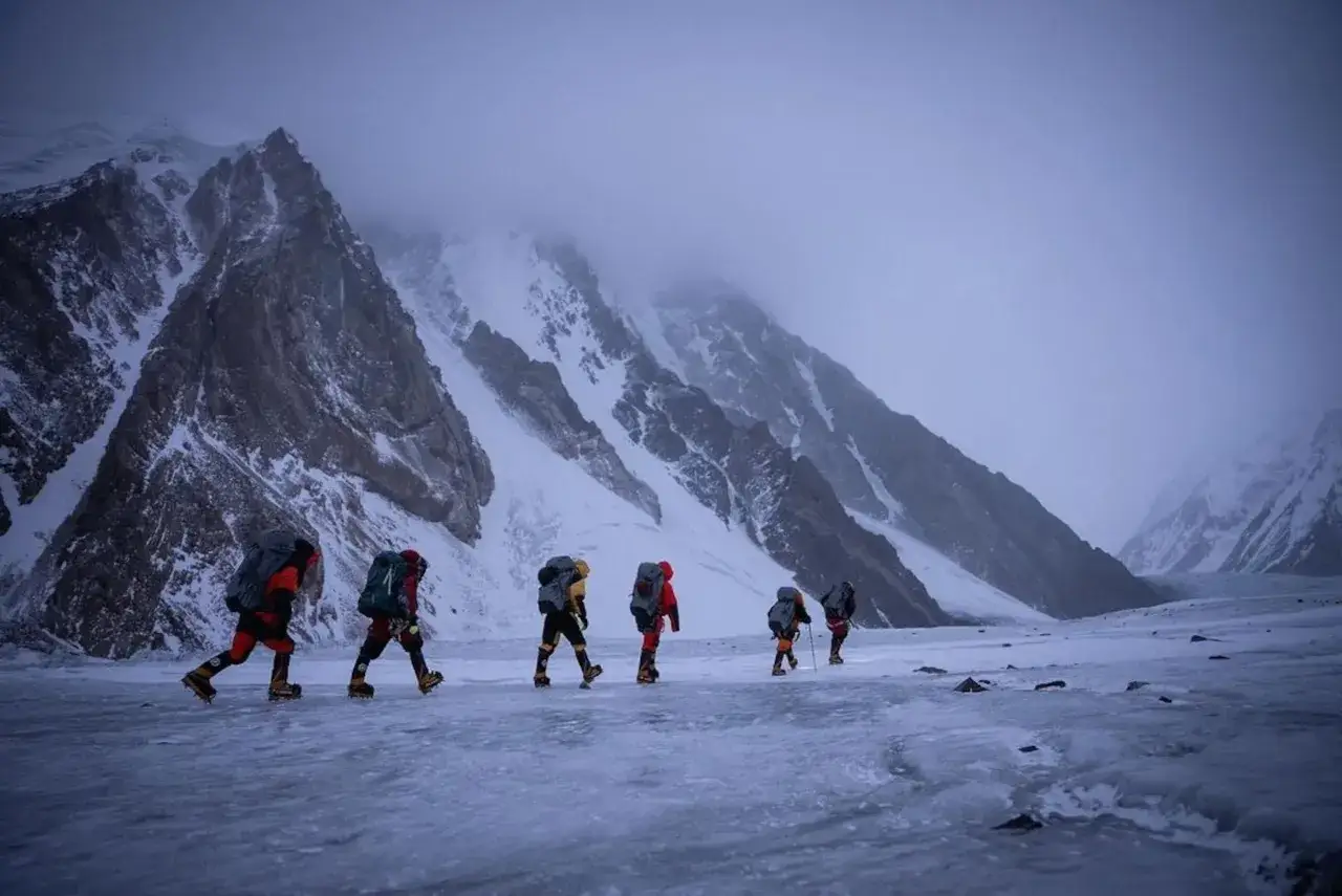 Sześciu alpinistów wędruje po lodowcu K2. Tylko nieliczni zdobywają ten szczyt, a oni są częścią tej elitarnej grupy.