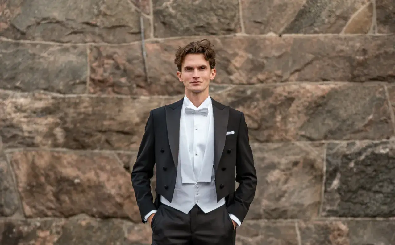Man i frack med vit v&auml;st och fluga. Visar hur ska en frack sitta f&ouml;r en elegant look.