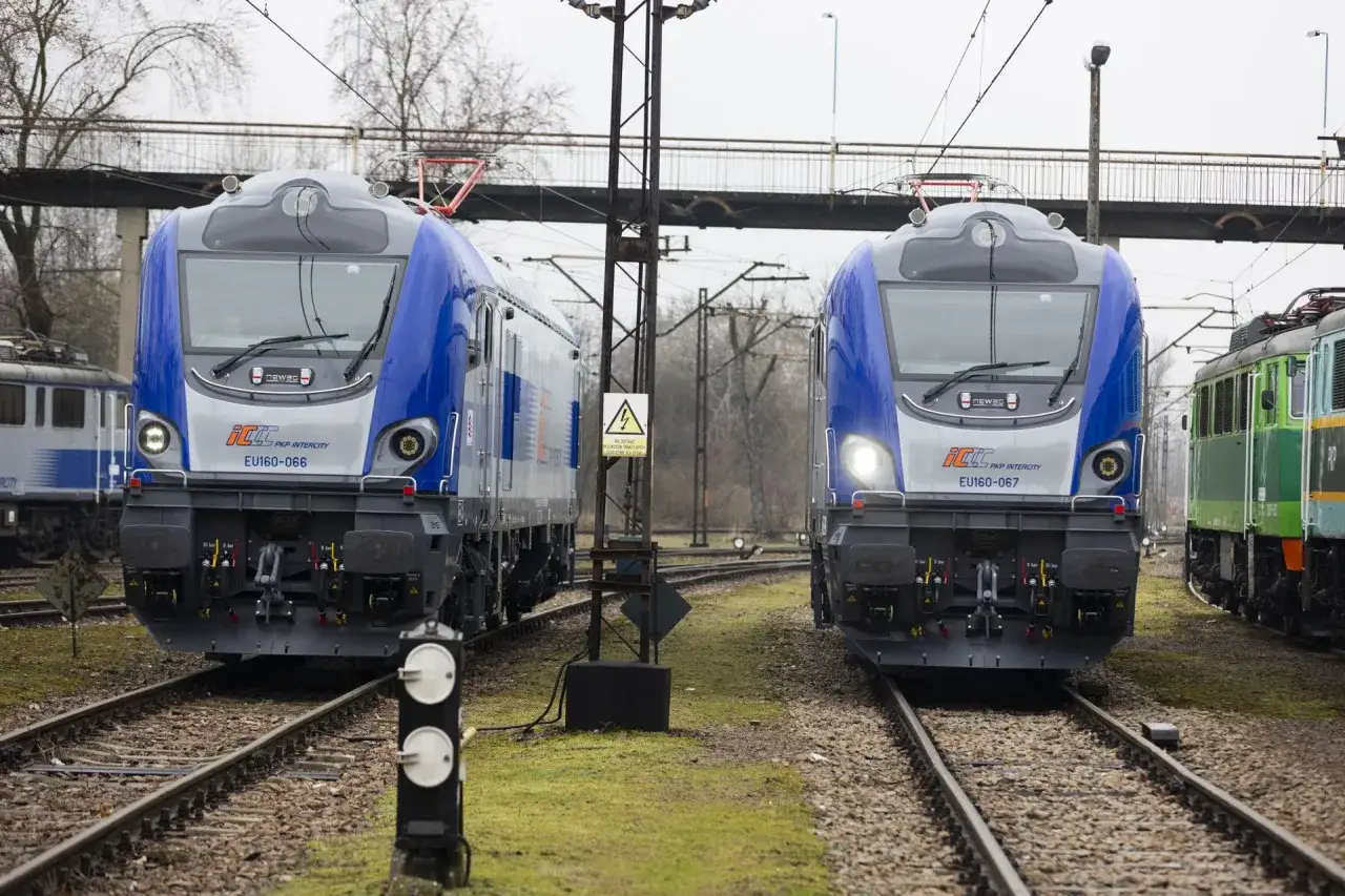 Dwa nowoczesne pociągi PKP Intercity EU160 stoją na torach. Jeden z nich, EU160-066, jest gotowy do podróży z Kołobrzegu do Krakowa Głównego.