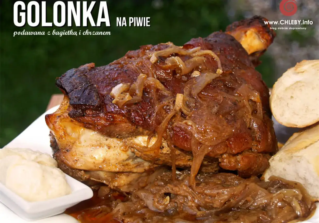 Soczysta golonka w piwie, duszona z cebulką, podana z chrzanem i bagietką. Prawdziwa uczta dla podniebienia!