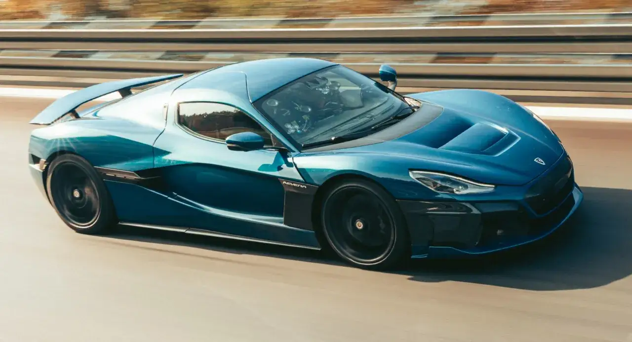 Niebieski Rimac Nevera pędzi po torze, demonstrując swoją niesamowitą moc. Przyspieszenie 0-100 km/h to tylko początek jego możliwości.