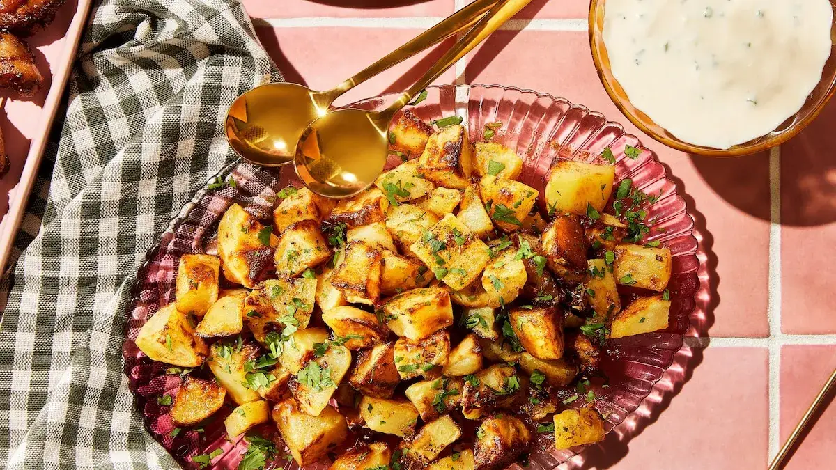 Pommes de terre grillées avec différentes sauces et accompagnements