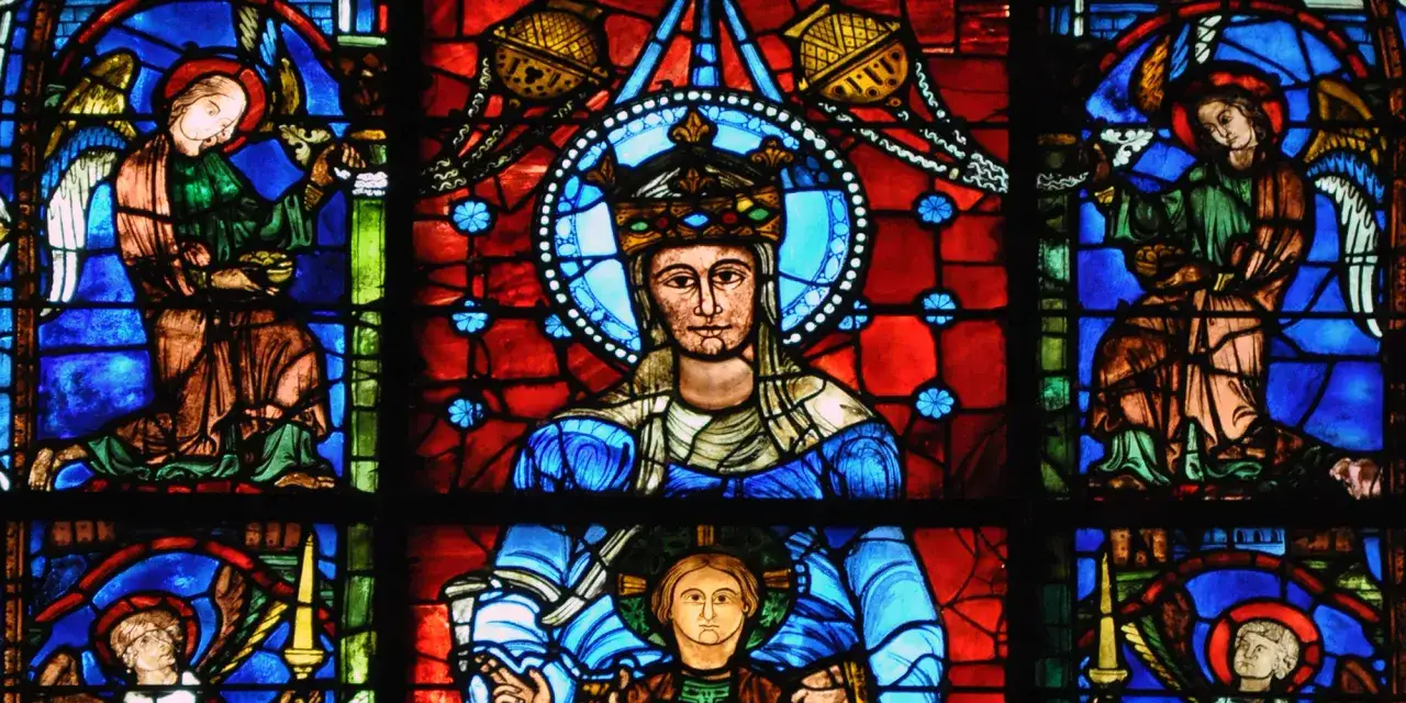Vitrail m&eacute;di&eacute;val : anges, roi couronn&eacute;. Les couleurs vitraux signification, comme le bleu profond et le rouge &eacute;clatant, racontent une histoire sacr&eacute;e.