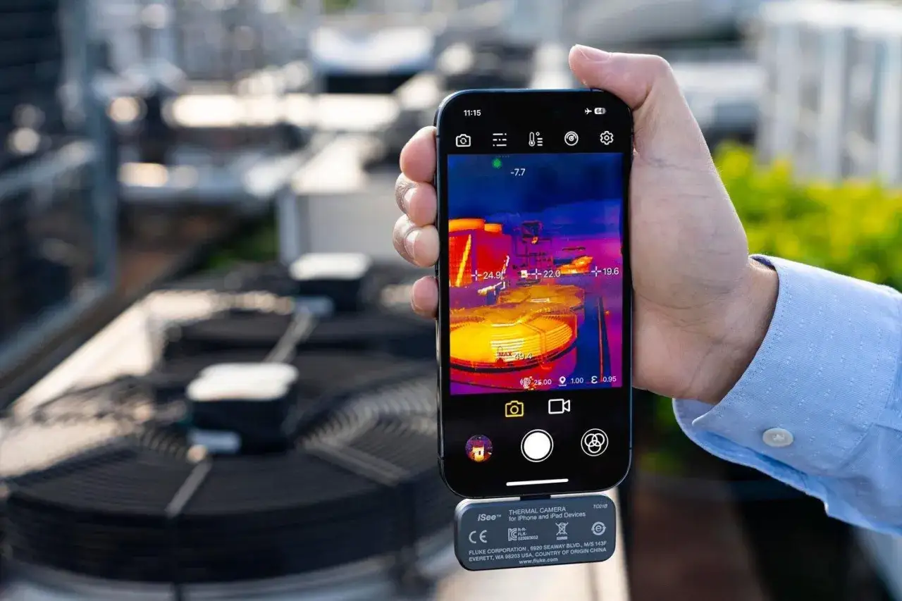Telefon z termowizją pokazuje ciepło wentylatorów przemysłowych.