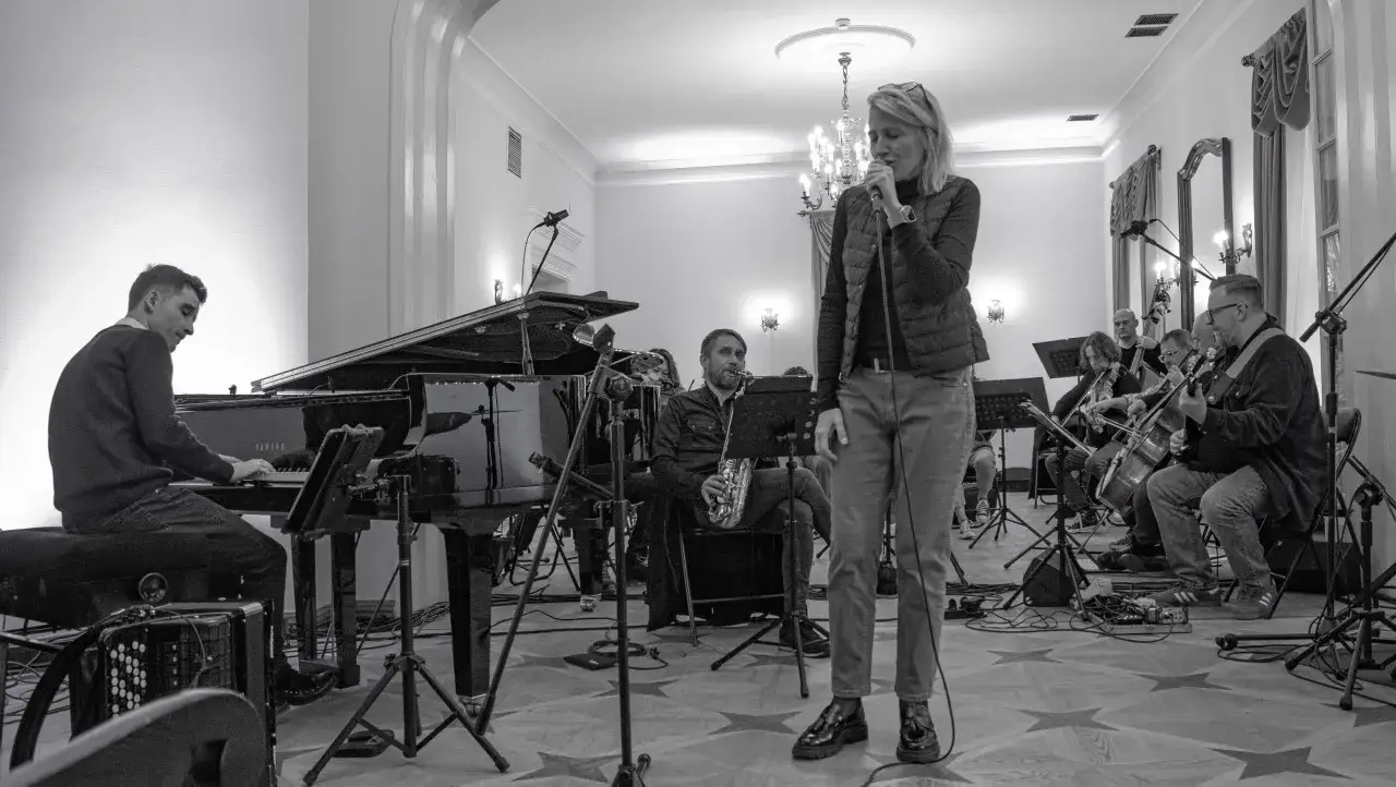 Michał Olczak i zesp&oacute;ł jazzowy w akcji. Pianista, saksofonista, wokalistka i sekcja smyczkowa tworzą magiczną atmosferę.