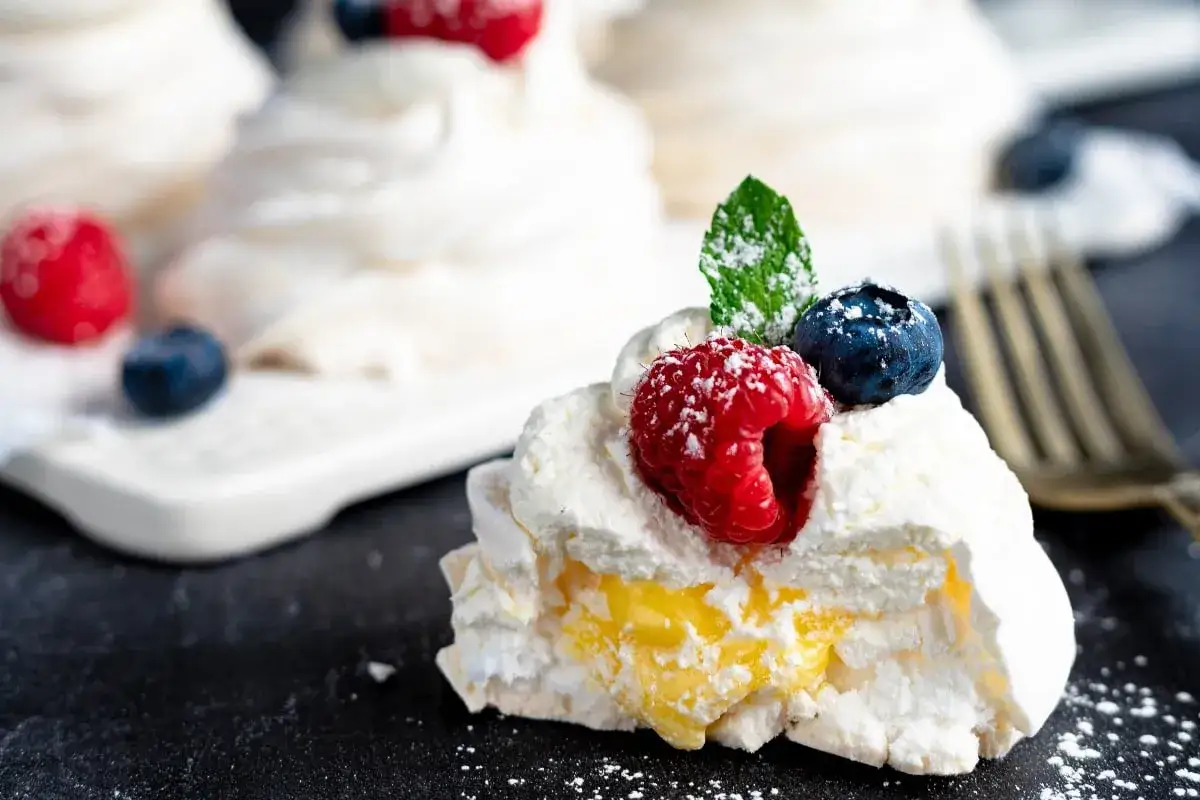 Mini pavlova med gr&auml;dde, citronkr&auml;m och f&auml;rska b&auml;r. En h&auml;rlig dessert som sm&auml;lter i munnen.
