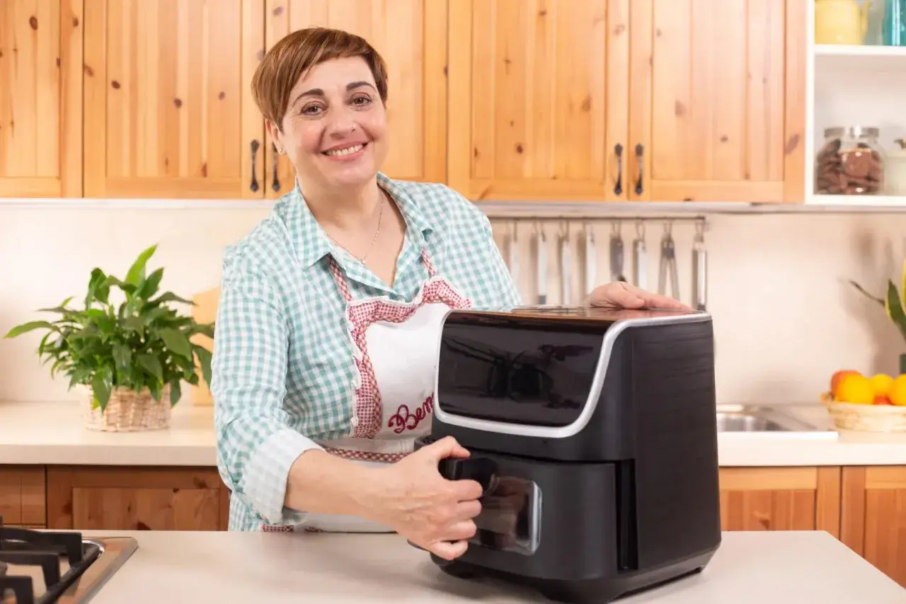 Benedetta Rossi mostra la sua friggitrice ad aria, pronta per preparare gustose ricette.