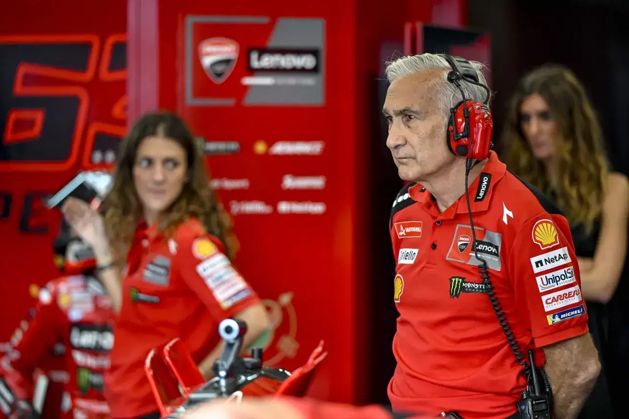 Davide Tardozzi, con auriculares rojos, supervisa la acci&oacute;n en el garaje de Ducati.
