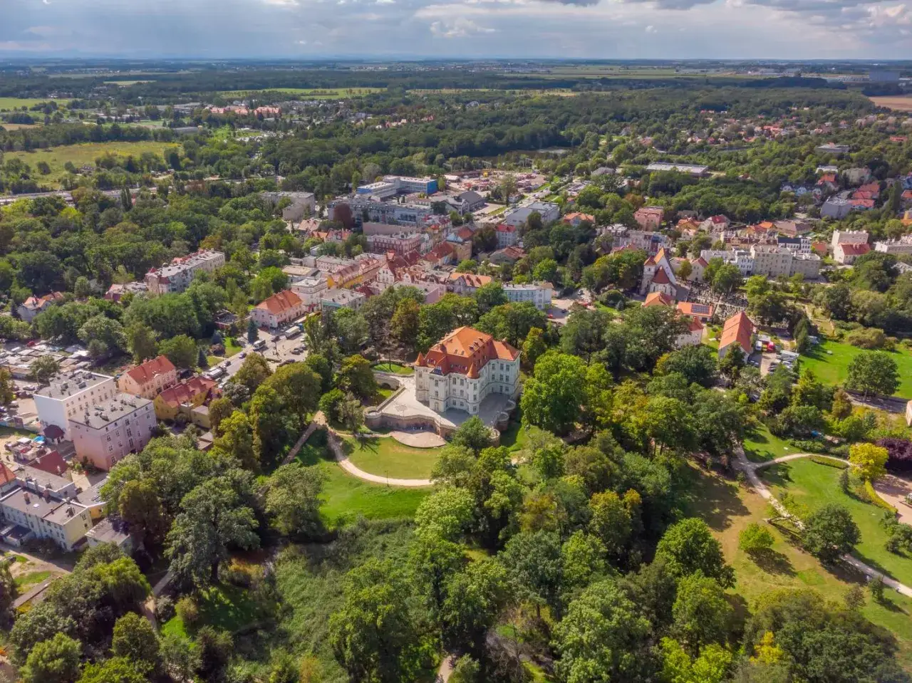 Malowniczy widok na leśnicę we Wrocławiu z pałacem i otaczającą go zielenią.