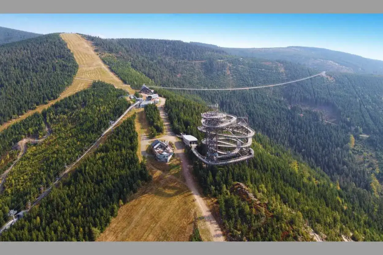 Der Sky Walk und die H&auml;ngebr&uuml;cke in Doln&iacute; Morava thronen majest&auml;tisch &uuml;ber einem dichten Nadelwald.