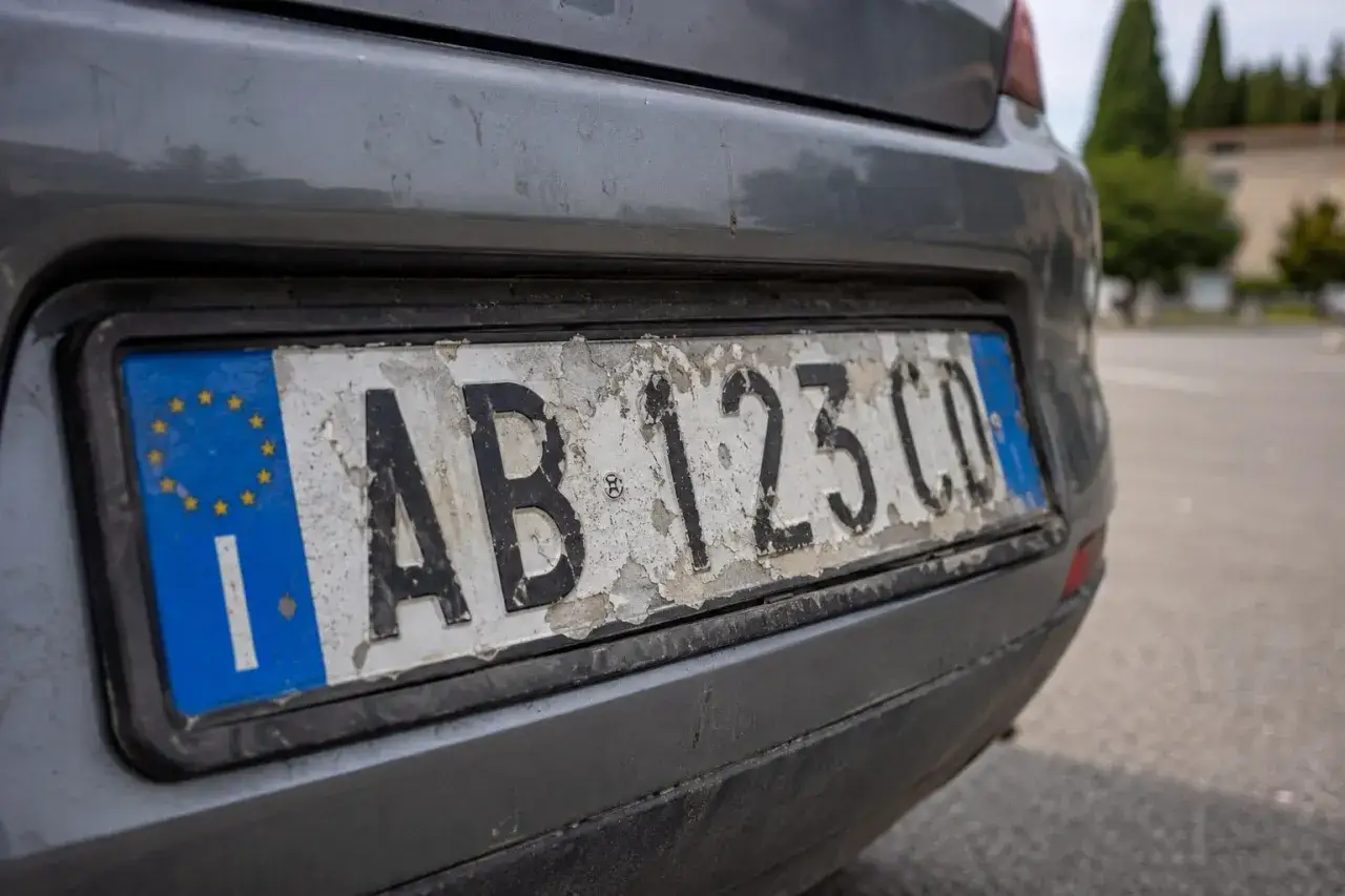 Targa auto deteriorata, AB 123 CD. Il duplicato targa auto deteriorata costo è una preoccupazione per molti.