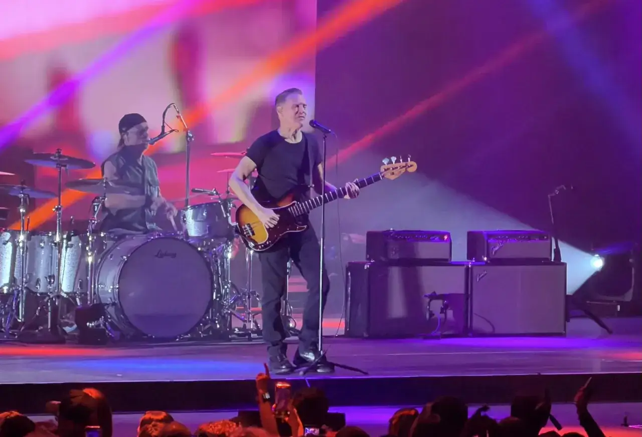 Bryan Adams w Polsce gra na gitarze basowej, a za nim perkusista. Koncert pełen energii!
