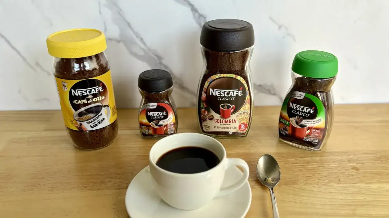 Kawa rozpuszczalna Nescafé. Czy przy refluksie można pić kawę rozpuszczalną? Zobacz różne rodzaje Nescafé.