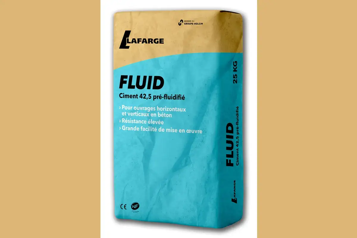 Sac de ciment Lafarge FLUID, type de ciment 42,5 pré-fluidifié, pour ouvrages horizontaux et verticaux en béton. 25 kg.