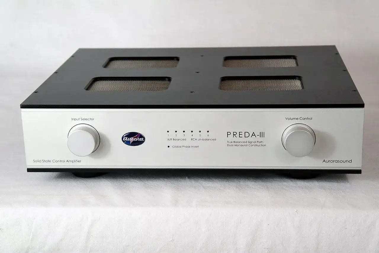 Le PREDA-III d'Aurorasound, le meilleur pr&eacute;ampli hifi du monde, avec ses s&eacute;lecteurs d'entr&eacute;e et de volume.