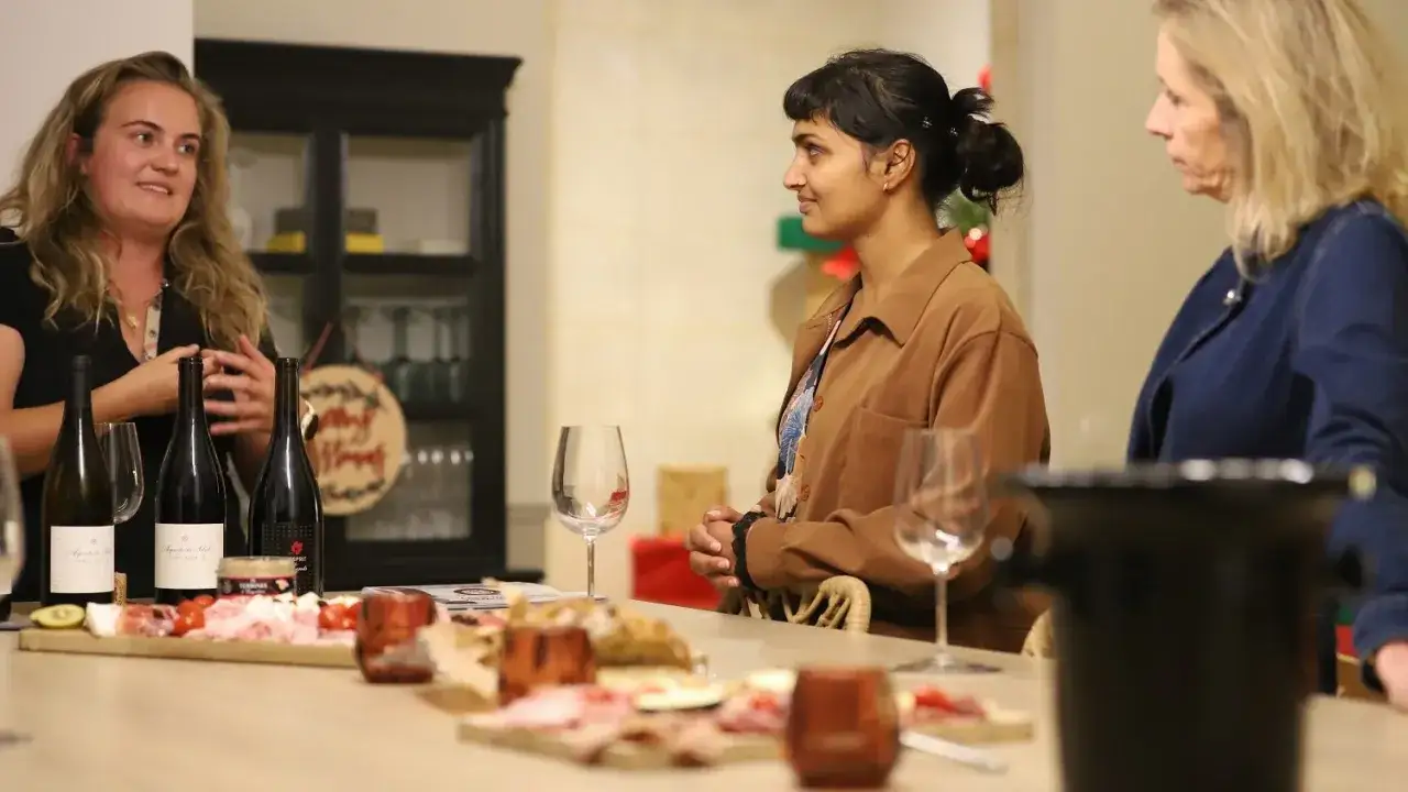 Trois femmes dégustent du vin et des amuse-bouches. Une excellente idée jeu du goût adulte pour une soirée conviviale.