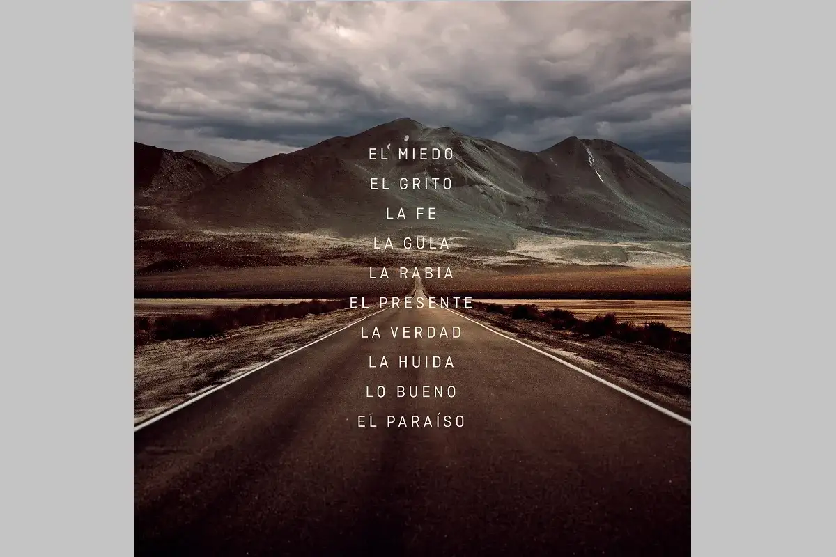 Camino desértico hacia montañas bajo cielo nublado. El texto