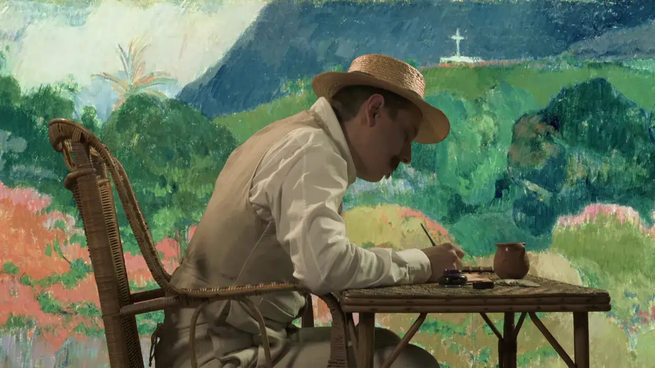 Un homme au chapeau de paille, inspiré par un peintre post impressionniste, dessine dans un paysage luxuriant.
