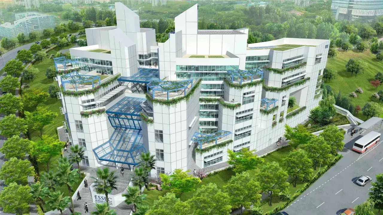 Bâtiment moderne de l'ESSEC à Singapour, avec des terrasses végétalisées. Le prix de l'immobilier dans ce quartier est élevé.