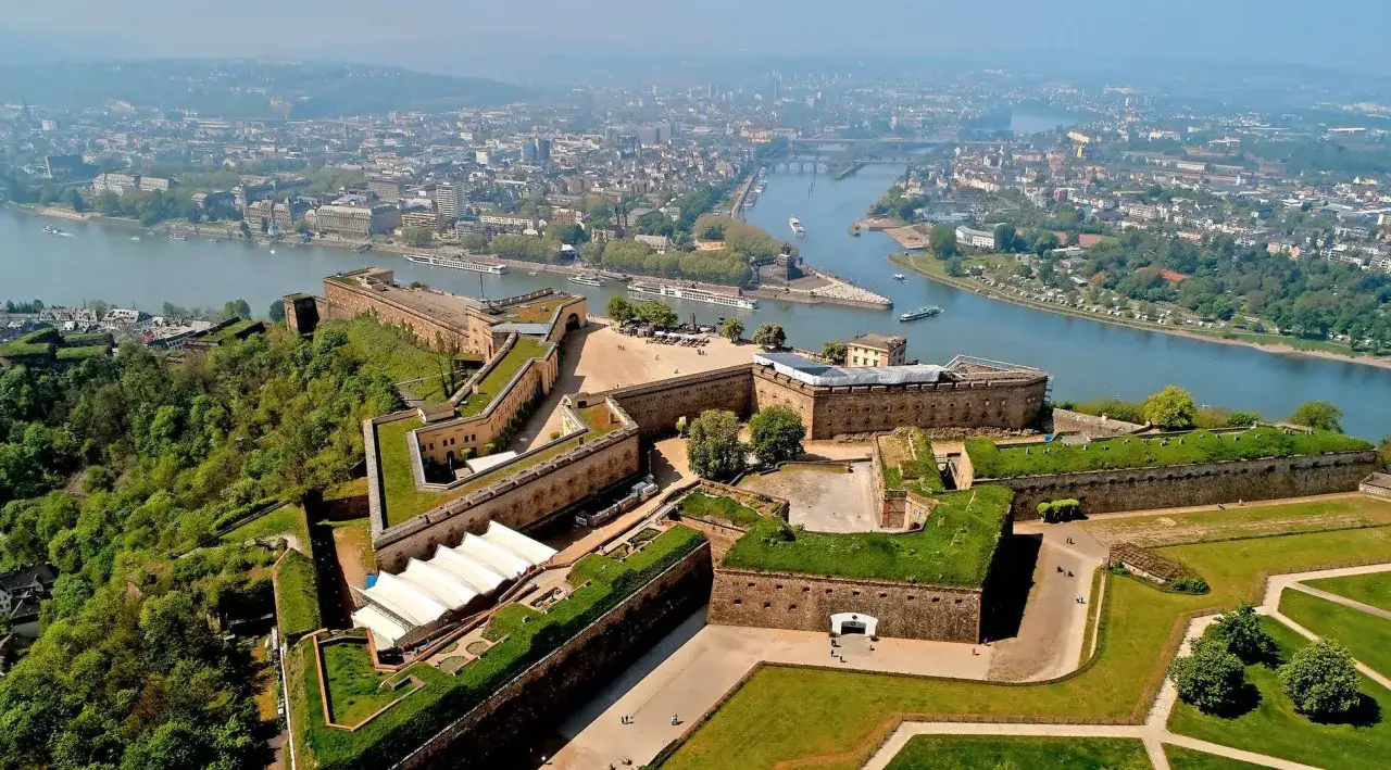 Festung Ehrenbreitstein über Koblenz. Tolle Aussicht und viele **things to do in Koblenz**!