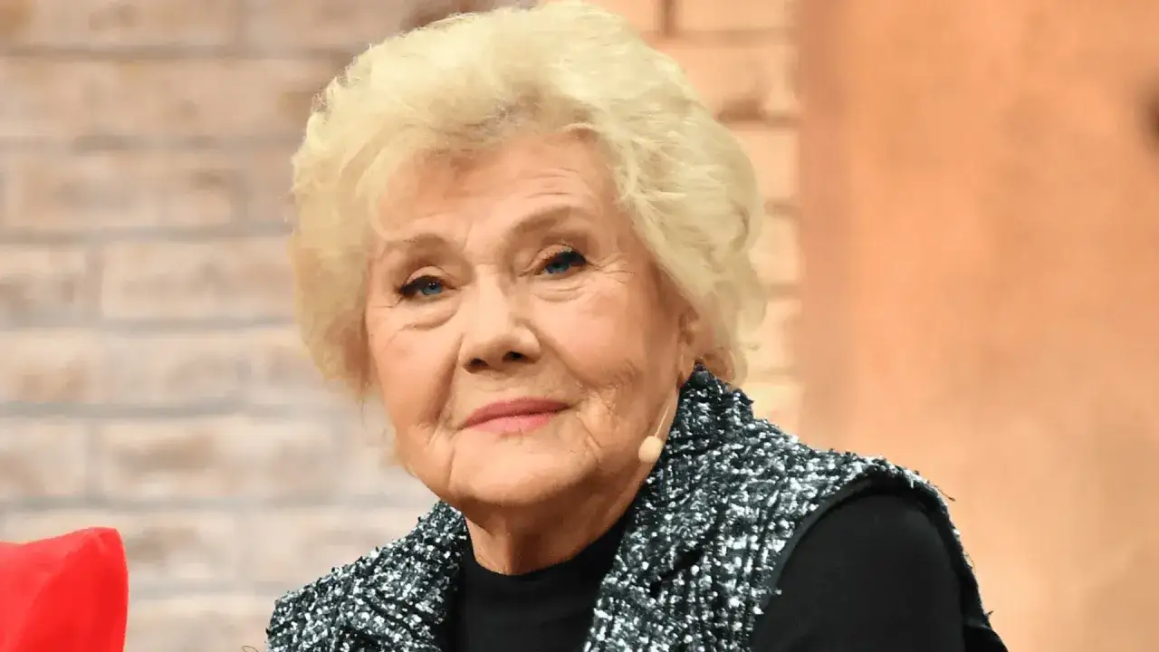 Uśmiechnięta Teresa Lipowska, której wiek budzi podziw, w eleganckiej kamizelce.