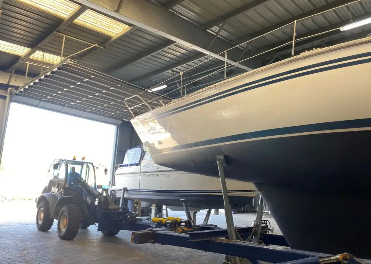 Radlader bereitet das Winterlager für ein Boot vor.