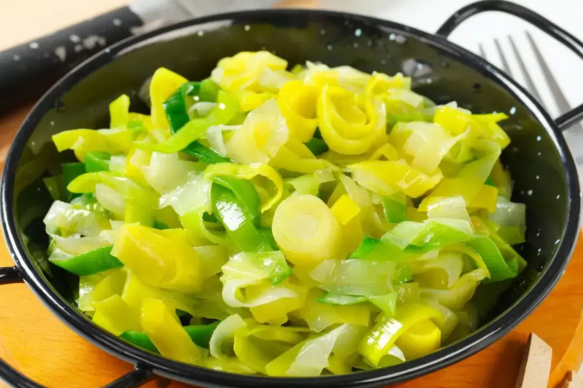 Porri in padella, teneri e dorati, pronti per essere gustati.