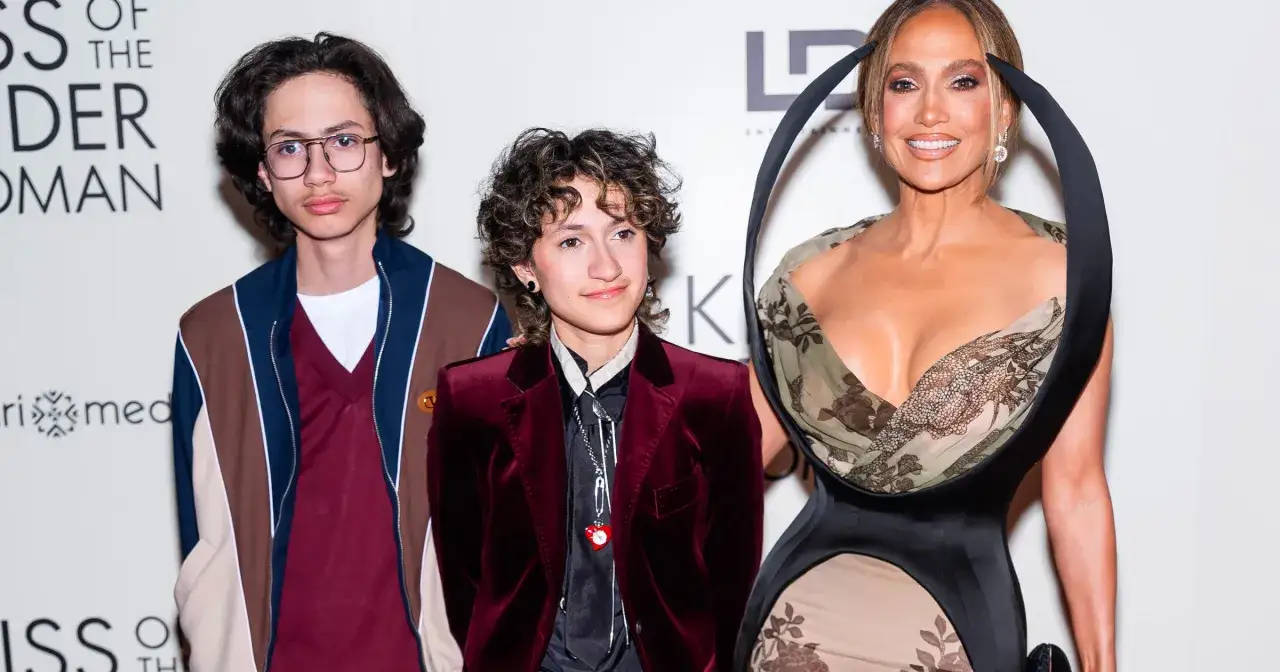 Jennifer Lopez ma dzieci. Stoi obok swoich pociech, które towarzyszą jej na wydarzeniu.