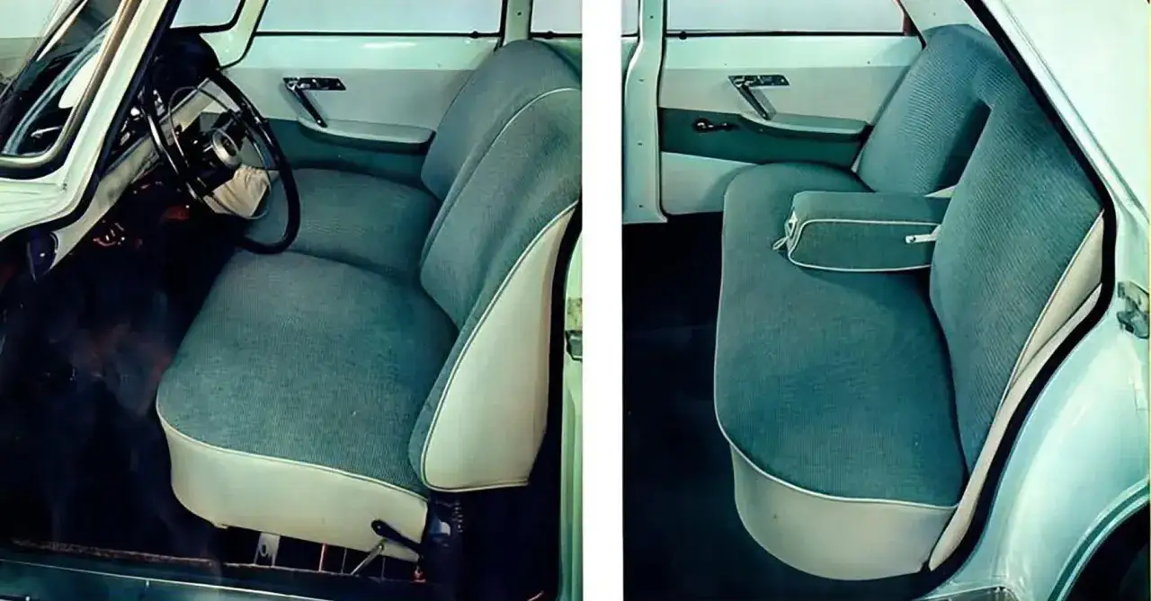 Wnętrze klasycznego Peugeot 404 z wygodnymi, dwukolorowymi siedzeniami i kierownicą.
