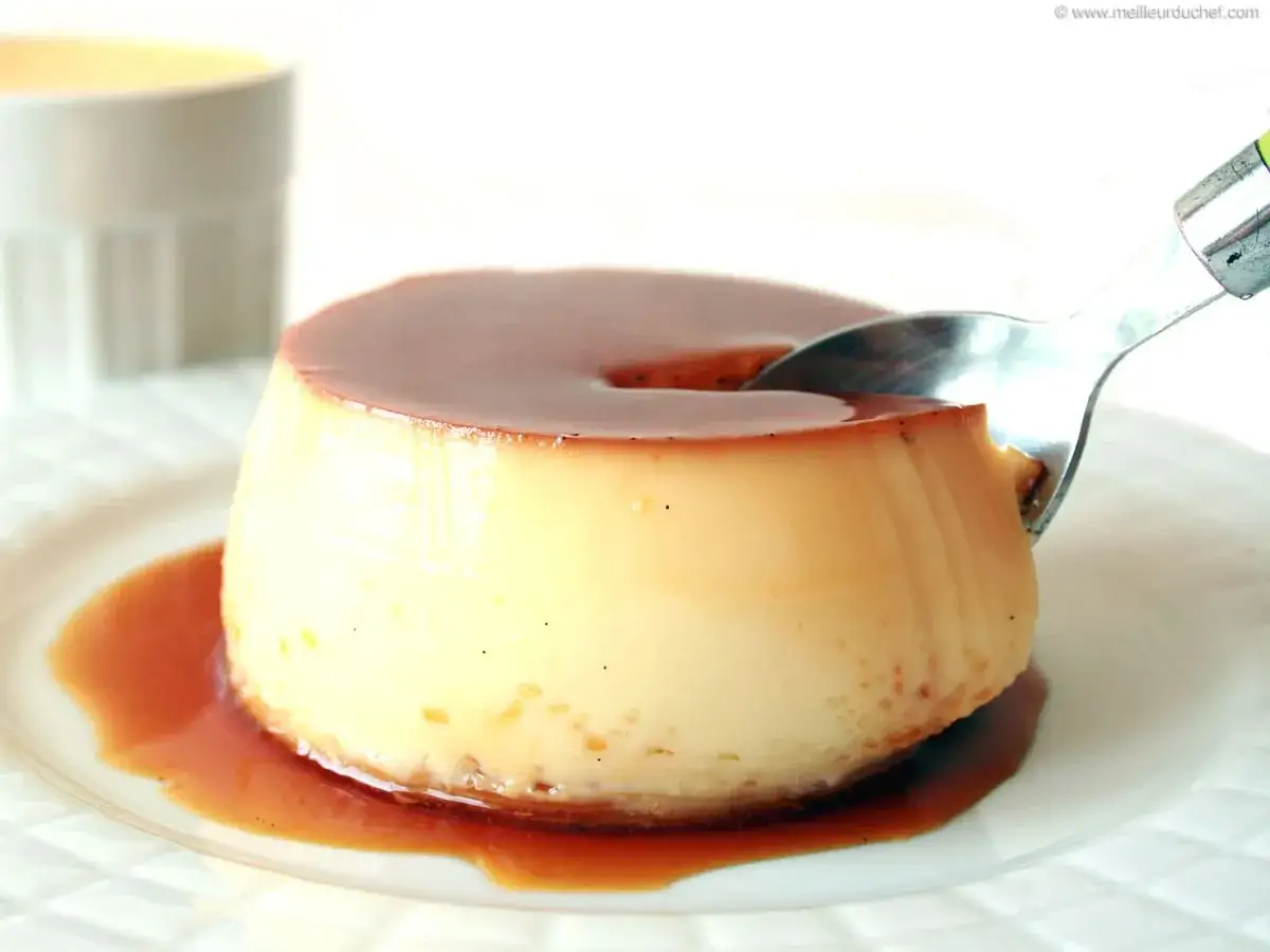 Un délicieux flan onctueux nappé de sauce caramel, parfait pour une recette facile.