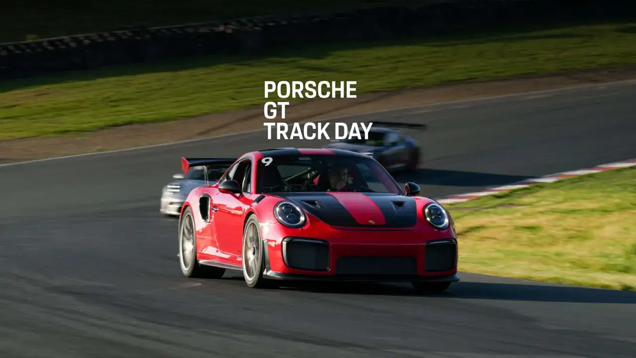 Czerwony Porsche GT2 RS z numerem 9 na torze, ścigający się z innymi samochodami.