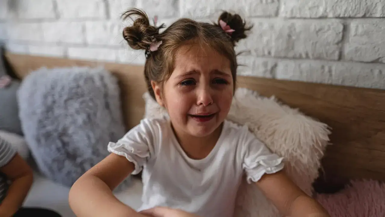 Ni&ntilde;a llorando, con los ojos llenos de l&aacute;grimas, un ejemplo de la crisis de los 4 a&ntilde;os en ni&ntilde;os.