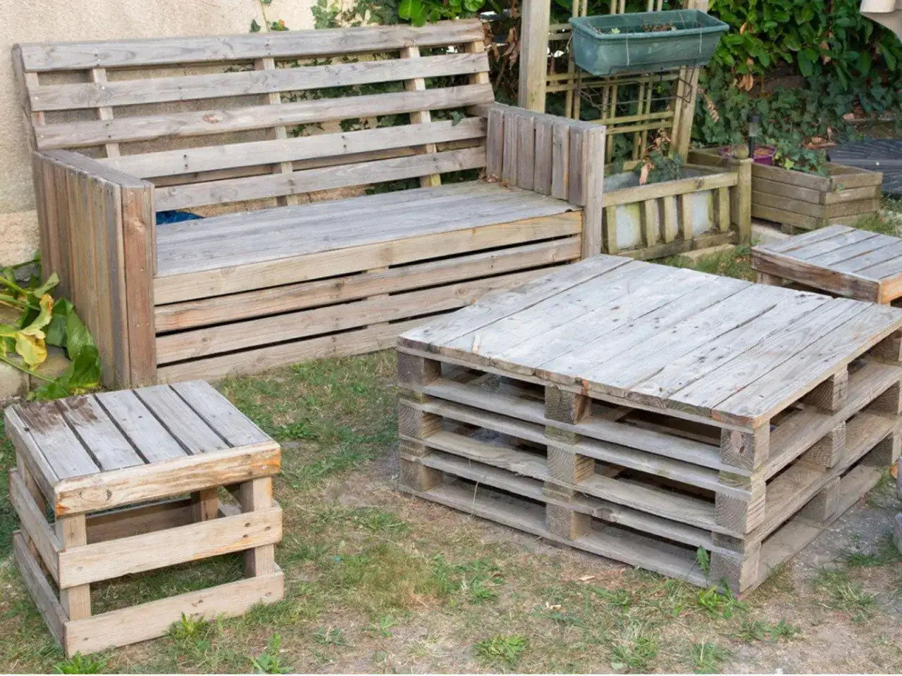 Gartenm&ouml;bel aus Paletten: Eine Bank, ein Tisch und ein Hocker aus Holzpaletten schaffen gem&uuml;tliche Sitzgelegenheiten im Freien. Tolle Paletten Ideen Garten!