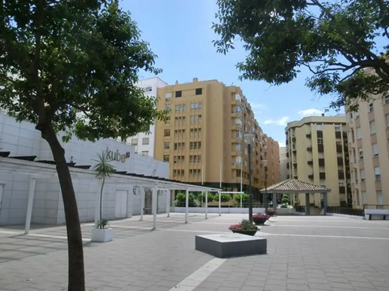 Plaza con edificios altos y árboles. Un lugar agradable que ver en Algeciras para pasear.