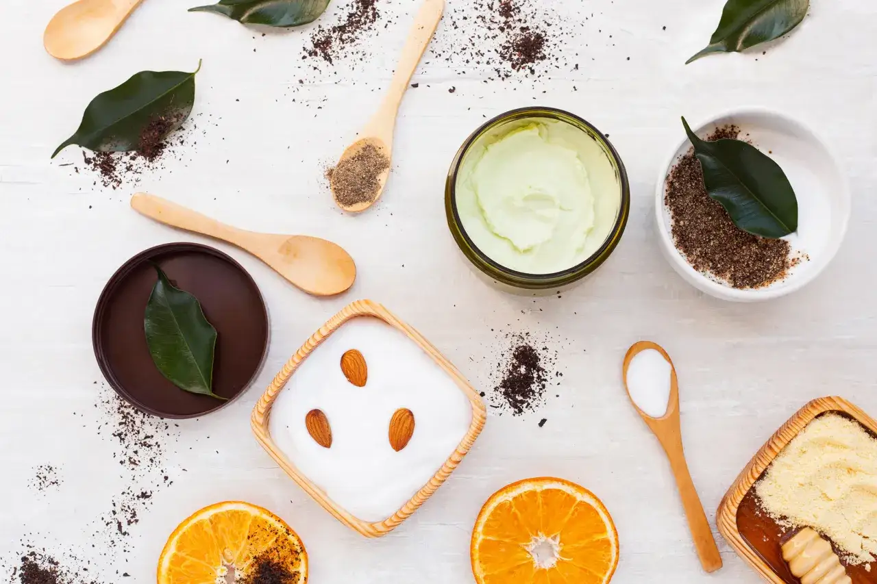 Ingredientes naturales para un cuidado de la piel: crema verde, almendras, naranjas y el aroma fresco del limoneno.