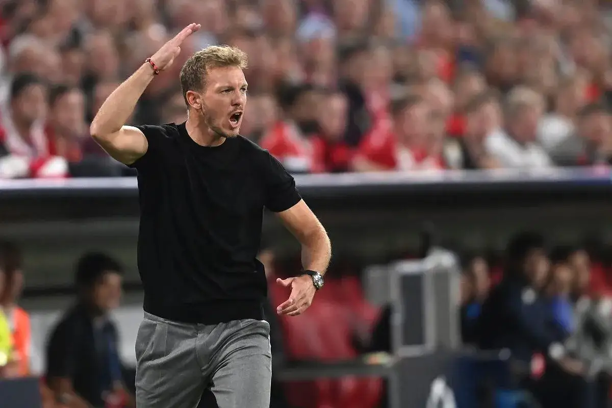 Trener reprezentacji Niemiec, Julian Nagelsmann, gestykuluje na boisku, udzielając wskazówek swojej drużynie.