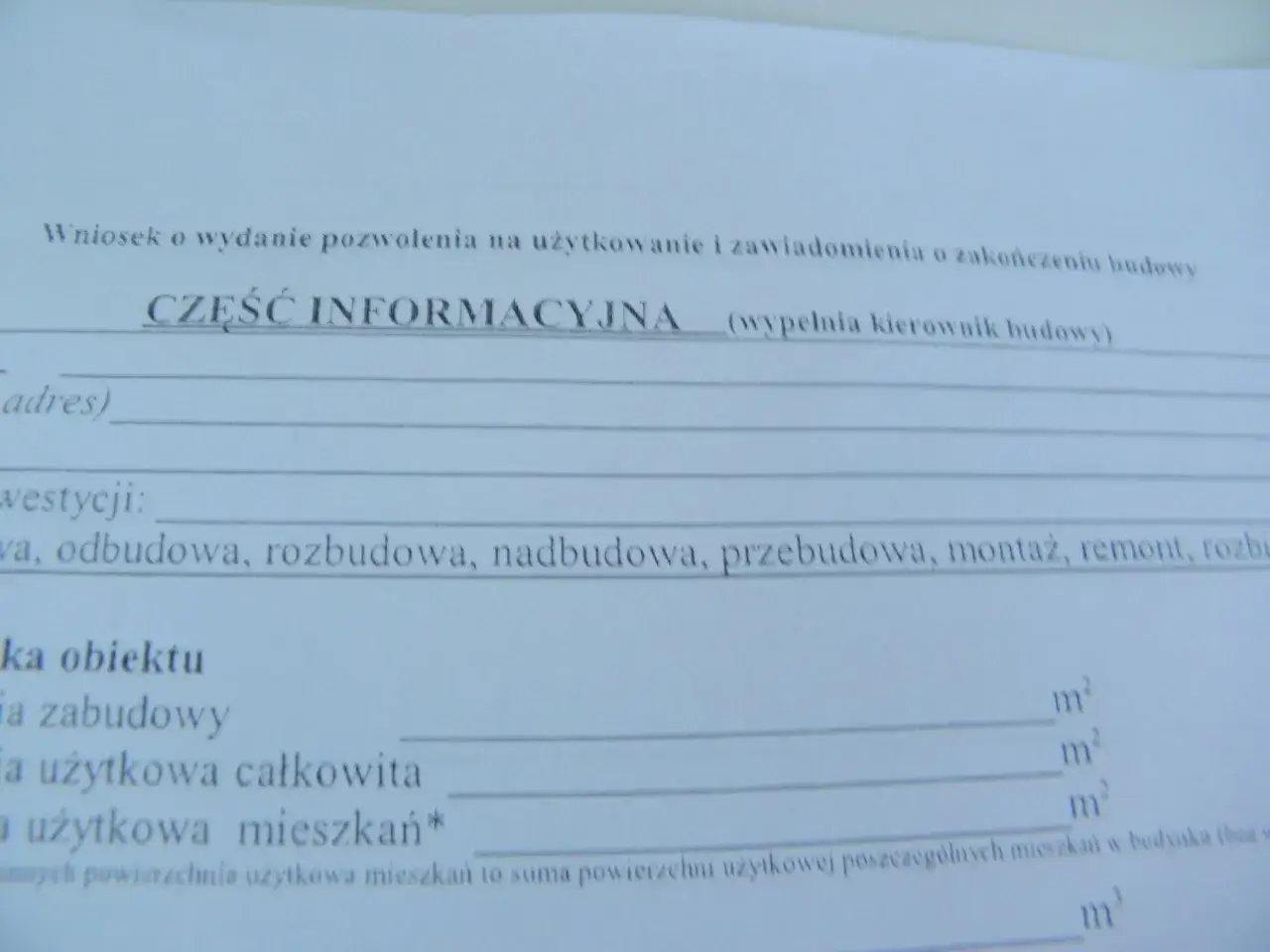 Dokument potwierdzający oddanie budynku do użytkowania. Wniosek o pozwolenie na użytkowanie zawiera część informacyjną wypełnianą przez kierownika budowy.