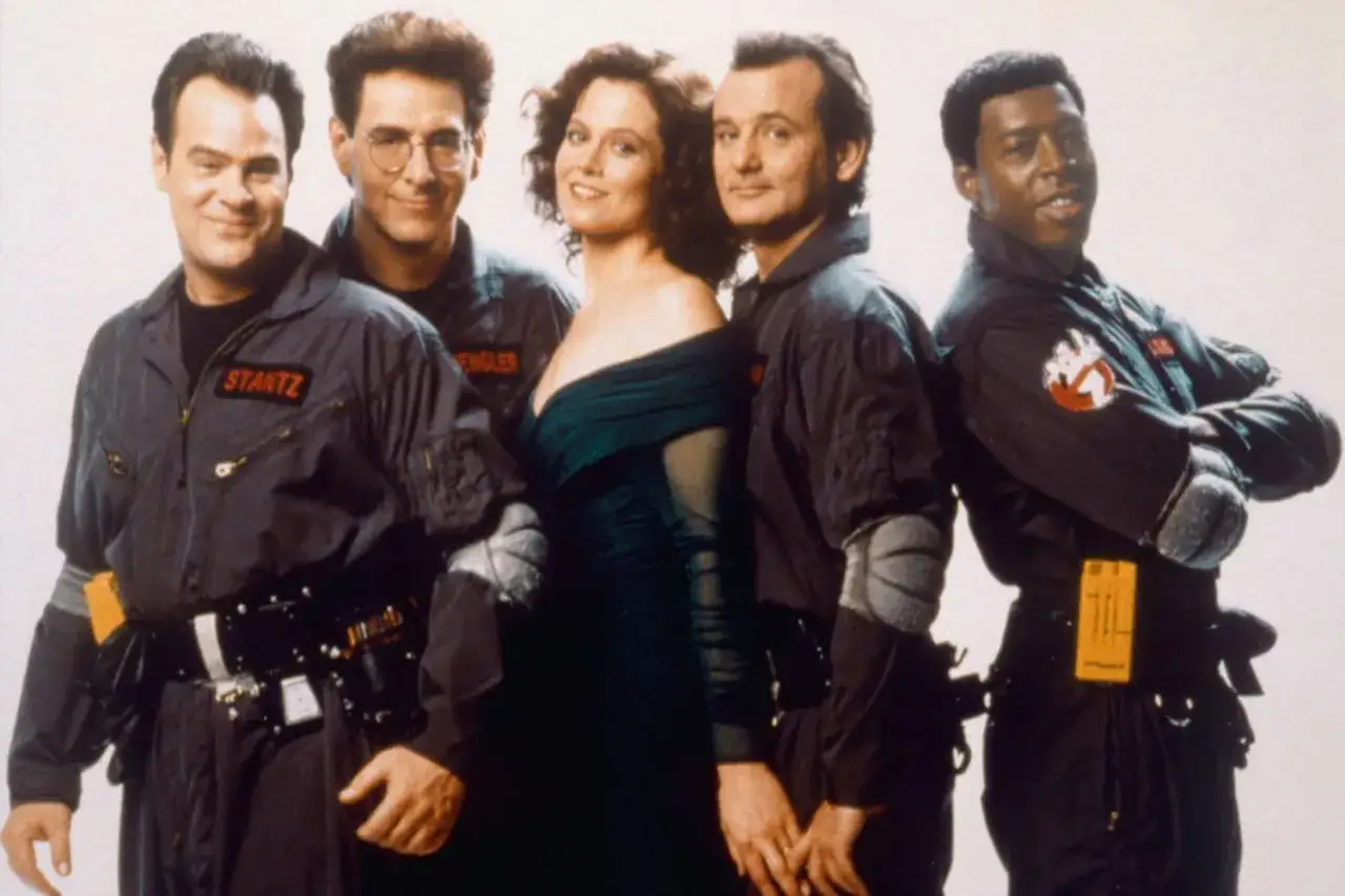 Pogromcy duchów obsada: Dan Aykroyd, Harold Ramis, Sigourney Weaver, Bill Murray i Eddie Murphy pozują do zdjęcia.