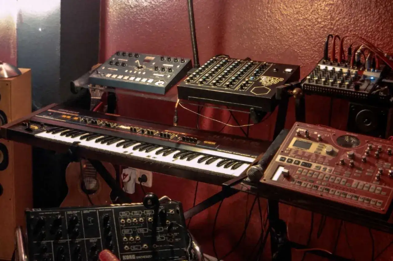 Synthesizer-Paradies: Mehrere Keyboards und Module, die nach 80er Jahre Synthesizer Musik klingen lassen.