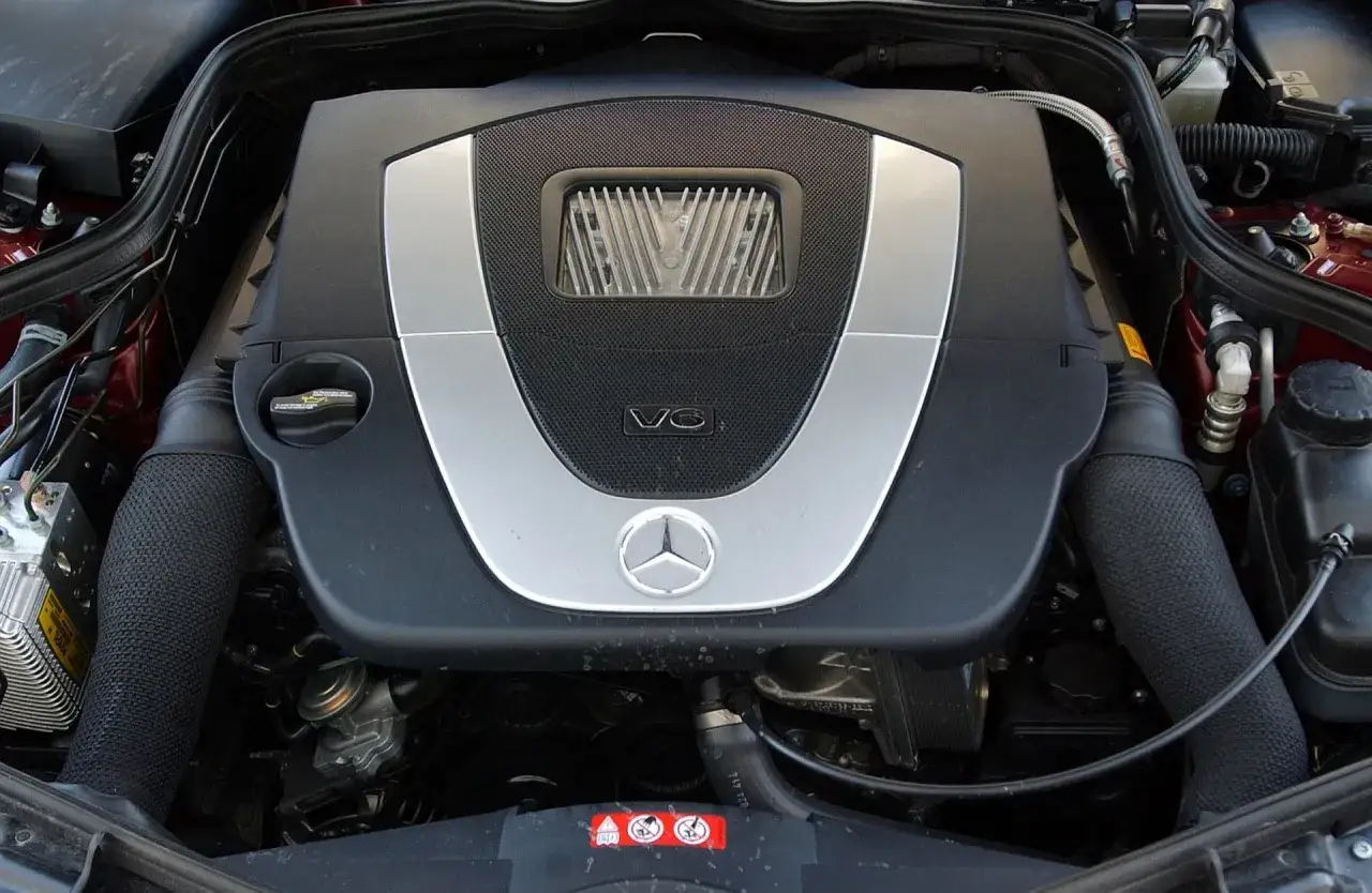 Silnik V6 w Mercedesie CLS 63 AMG Coupe, gotowy do dostarczenia mocy.