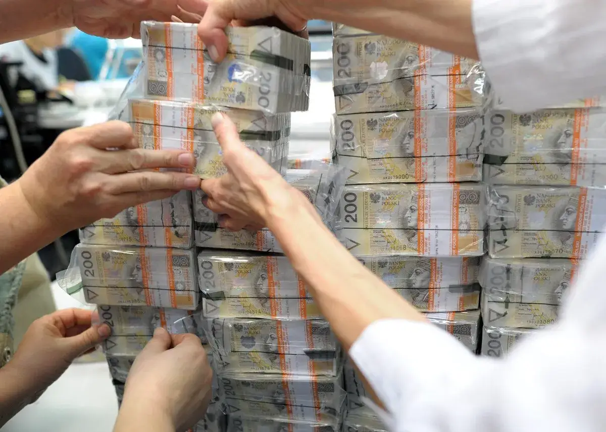 Stosy banknotów 200 zł. Czy to odpowiedź na pytanie, dlaczego zwycięzcy Eurojackpot z małych miast w Polsce najszybciej bankrutują?