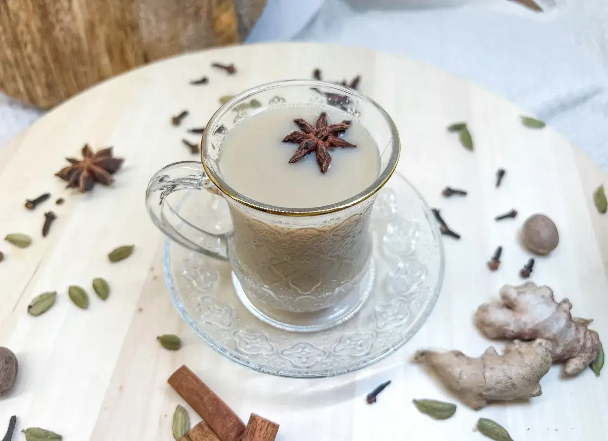 Aromatyczny napój, idealny na chłodne dni. Ten przepis na masala chai zachwyci Cię bogactwem przypraw: gwiazdki anyżu, kardamon, goździki, cynamon i imbir.
