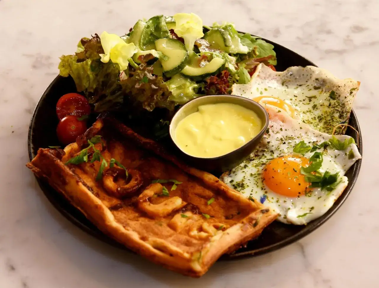 Herzhaftes St. Louis Fr&uuml;hst&uuml;ck: Waffel mit Garnelen, Spiegeleier, Salat und Dip.
