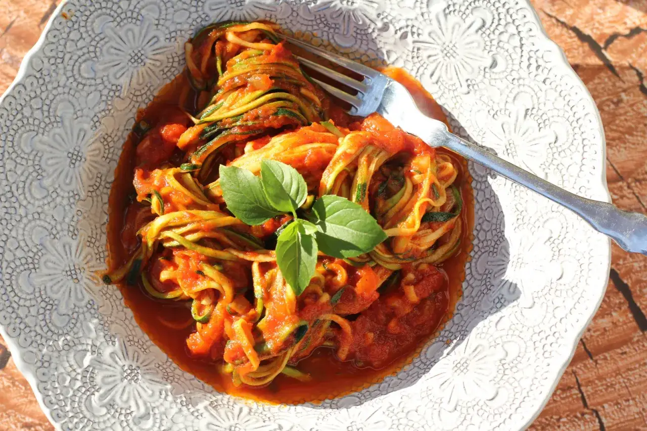 Spaghetti z cukinii na talerzu z sosem pomidorowym