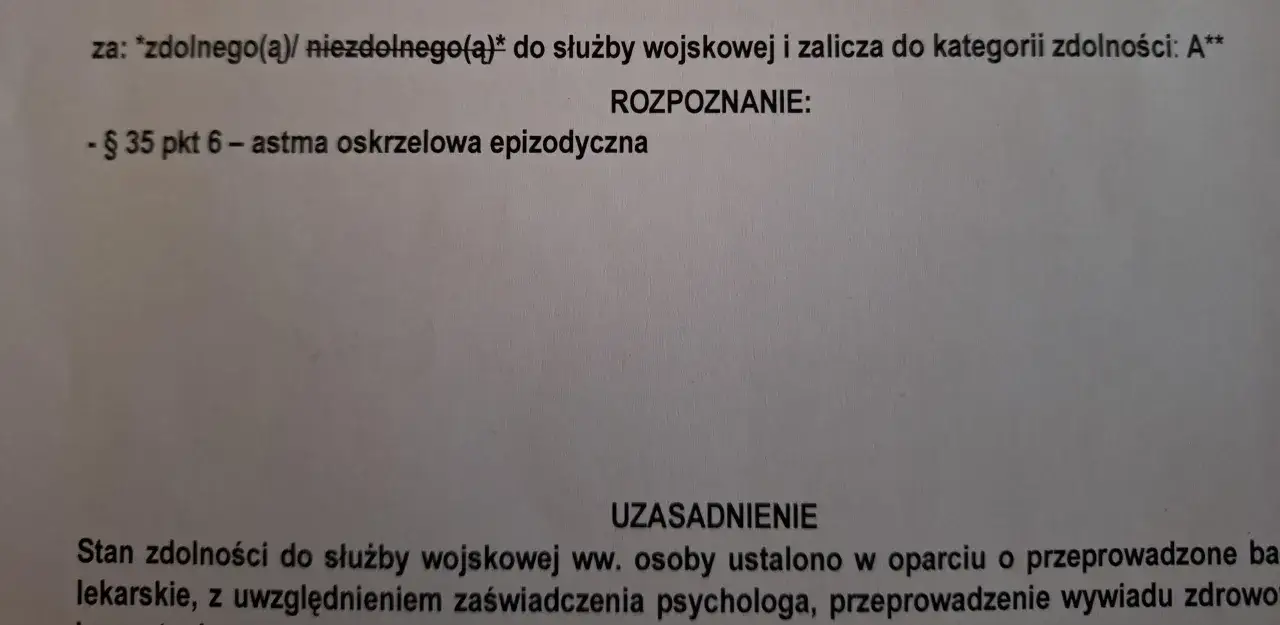 Orzeczenie o zdolności do służby wojskowej, zaliczające do kategorii A. Rozpoznanie: astma oskrzelowa epizodyczna. Dokument określa kategorie wojskowe.