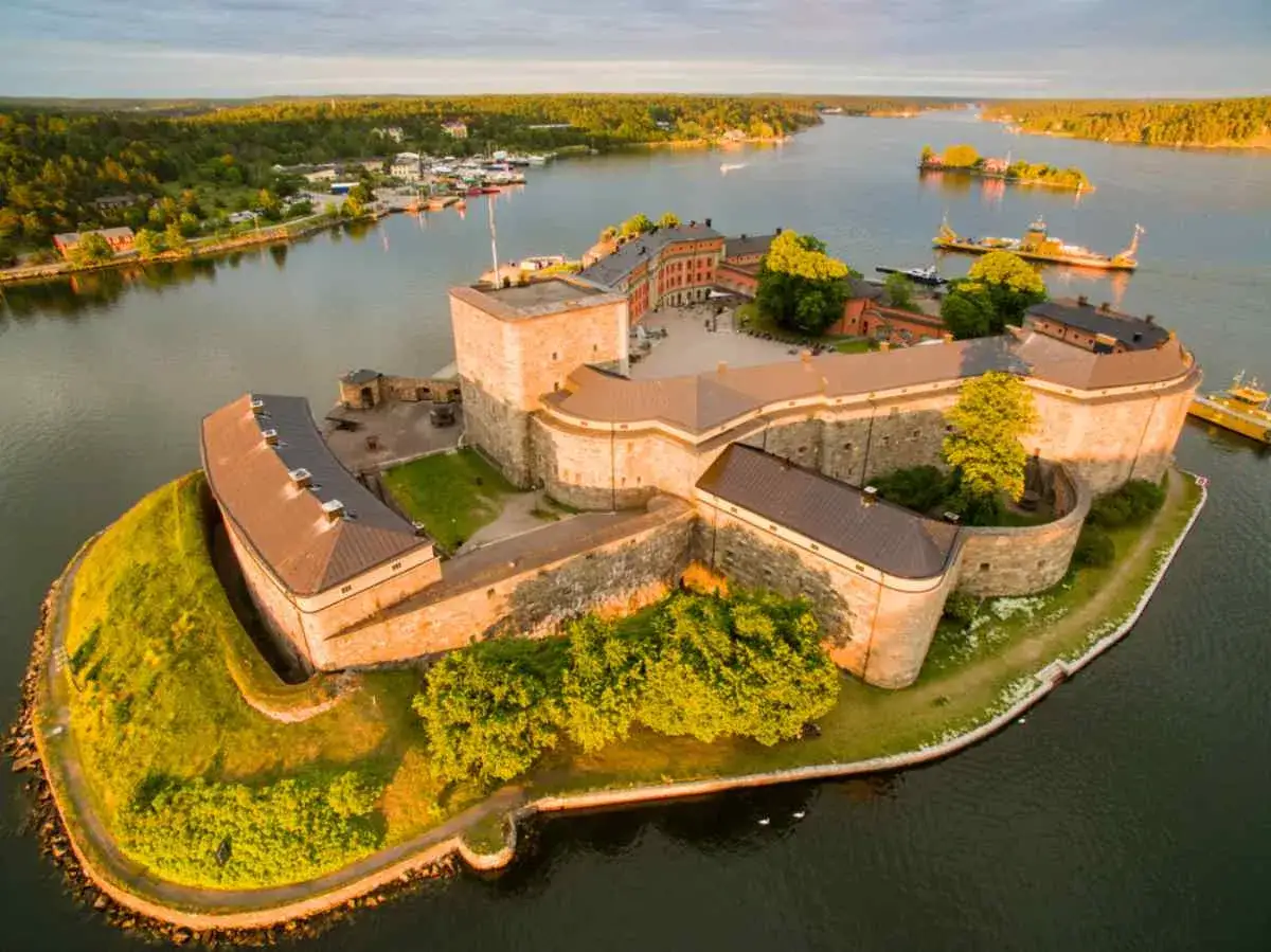 Vaxholms kastell, ett historiskt fort, badar i solljus. Kanske ett framtida nya museum Stockholm?