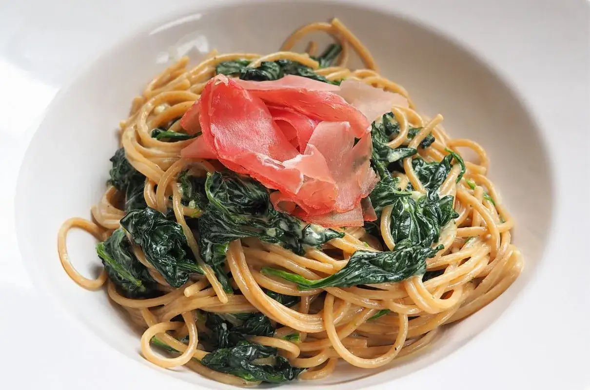 różne warianty spaghetti z szynką