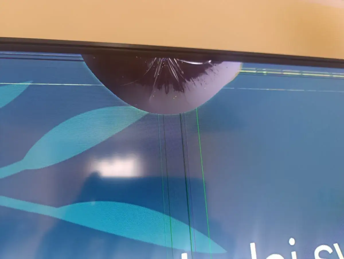 Uszkodzona matryca telewizora, pęknięcie w rogu i zielone linie. Czas na wymianę matrycy.